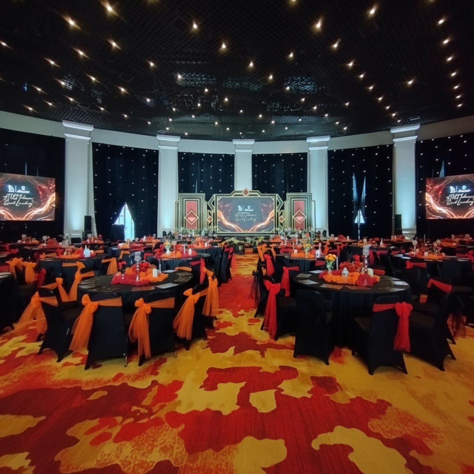 Setup tiga layar untuk gala dinner.