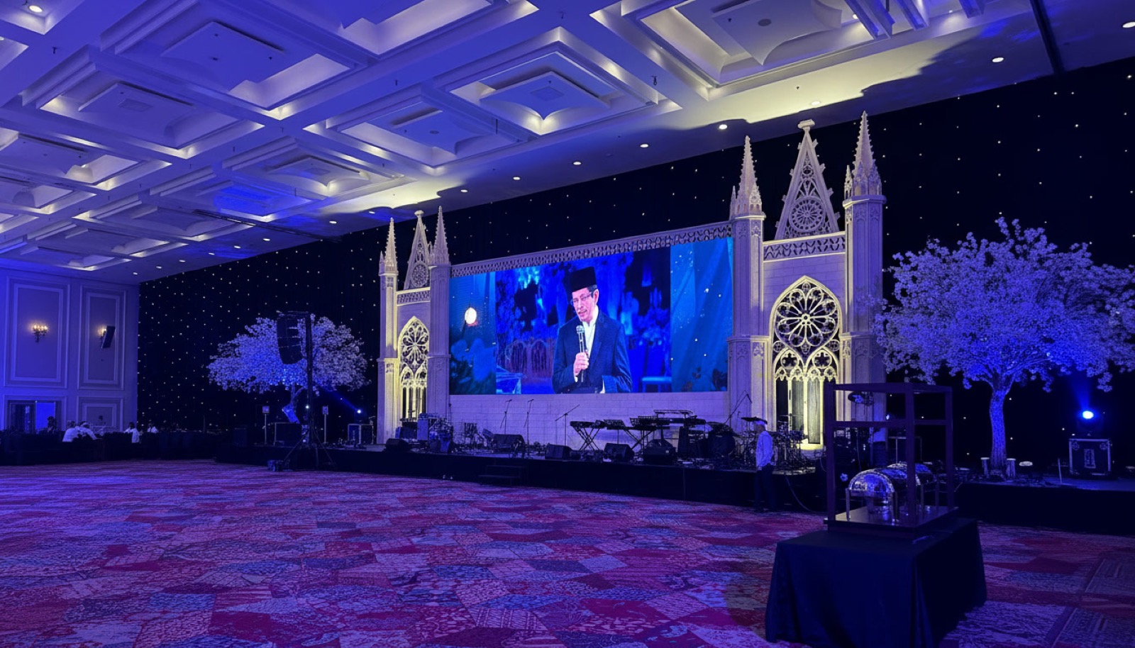 Wedding stage backdrop katedral.